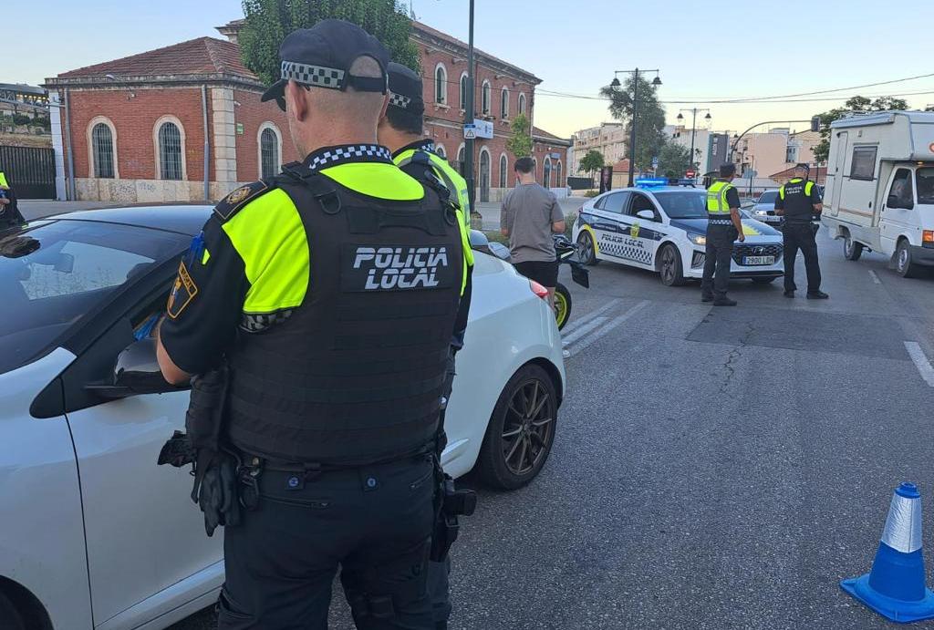 Imagen de archivo de un control realizado por la Policía Local de Alcoy.