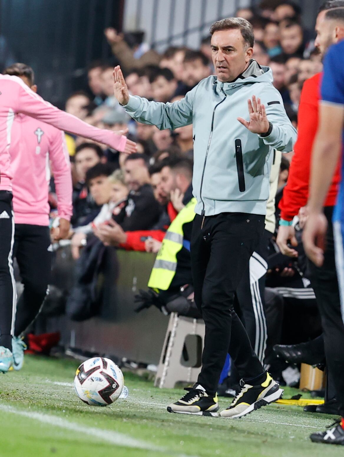 MADRID, 10/11/2022.- El entrenador del Celta de Vigo Carlos Carvalhal da instrucciones a sus jugadores durante el partido de Liga que disputan el Rayo Vallecano y el Celta de Vigo este jueves en el estadio de Vallecas, en Madrid. EFE/ Javier Lizón
