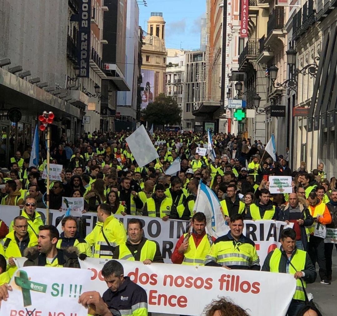 Trabajadores directos, de empresas auxiliares, transportistas y forestales de las fábricas de Ence de toda España protestan durante la manifestación contra el cierre de la planta de Pontevedra.