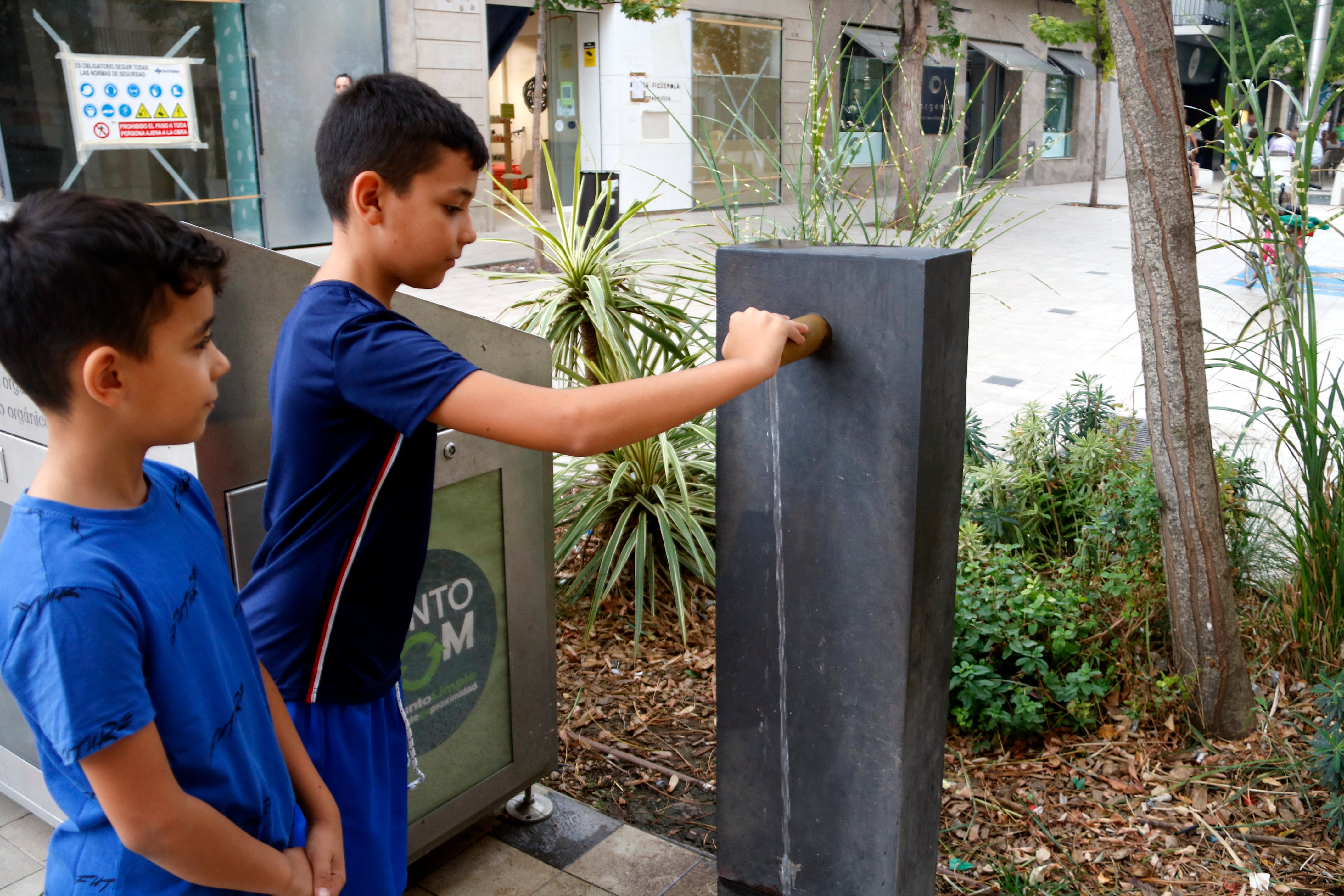 Un cop aixecada la recomanació d'abstenir-se de consumir aigua de l'aixeta per la seva terbolesa, l'ajuntament de Mollerussa ha tornat a posar en marxa les fonts públiques. Foto: ACN.
