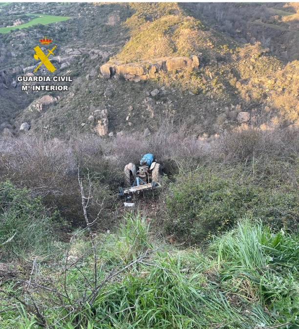 Imagen del suceso en el que el tractor se ha caído por una ladera