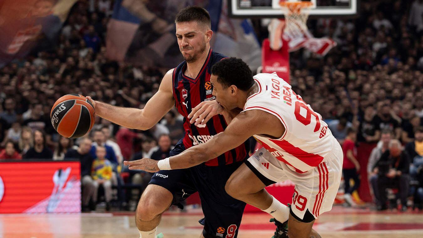 Marinkovic trata de avanzar ante la pegajosa defensa de Yago Dos Santos en el Star Arena.