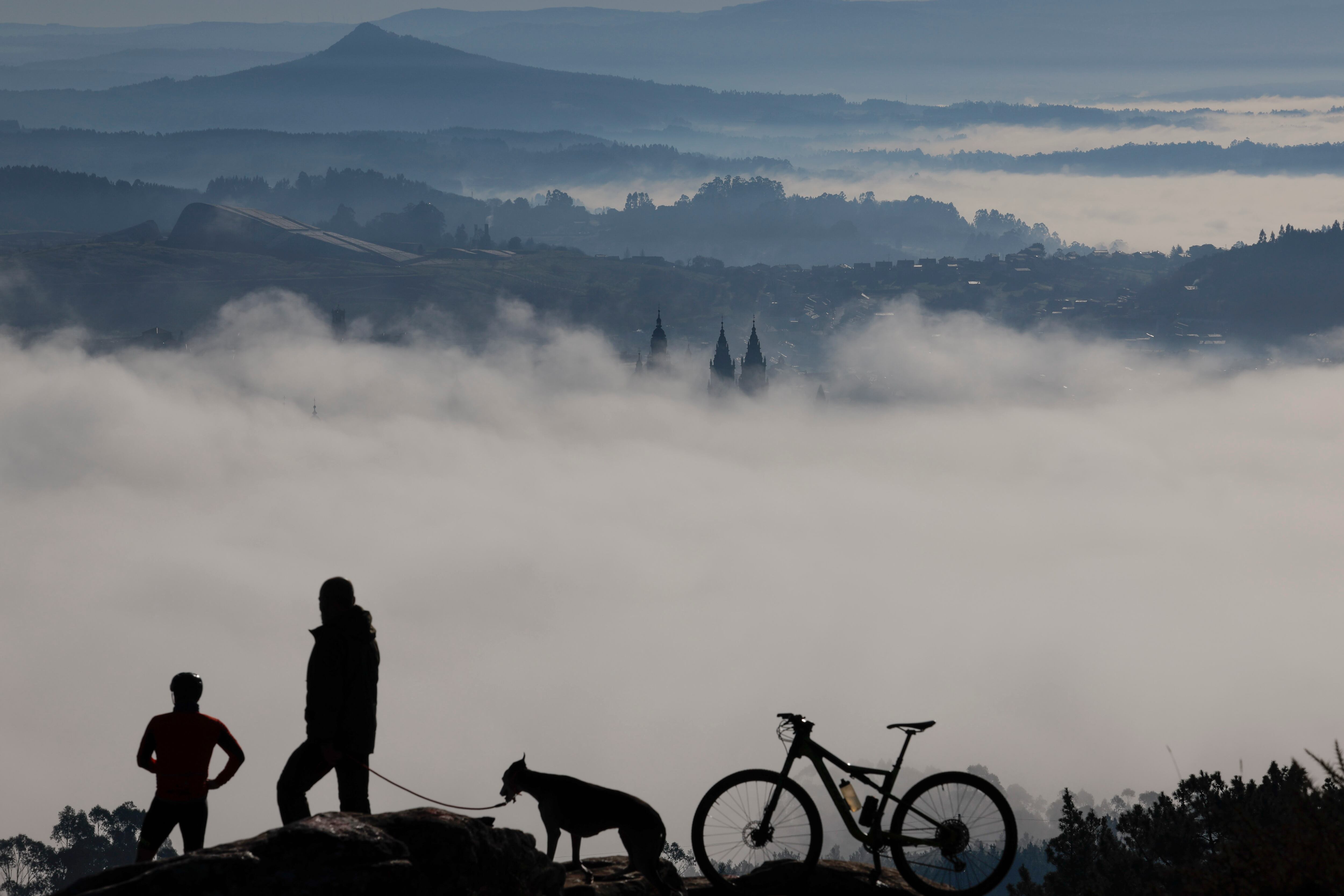 Las torres de la catedral asoman sobre Santiago de Compostela, cubierto de niebla, este pasado lunes.