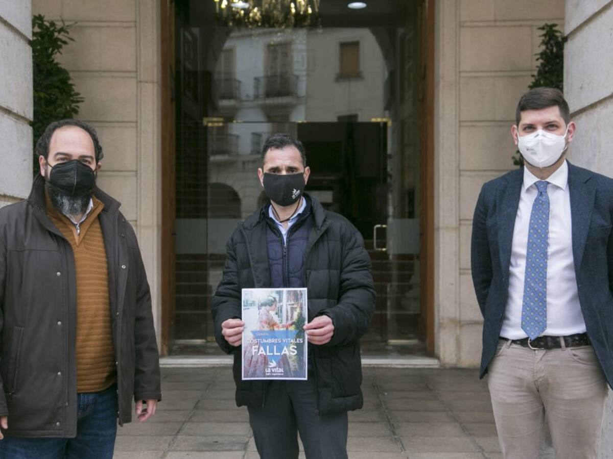 Reparten 3.000 banderas para decorar los balcones con motivo de fallas en Gandia