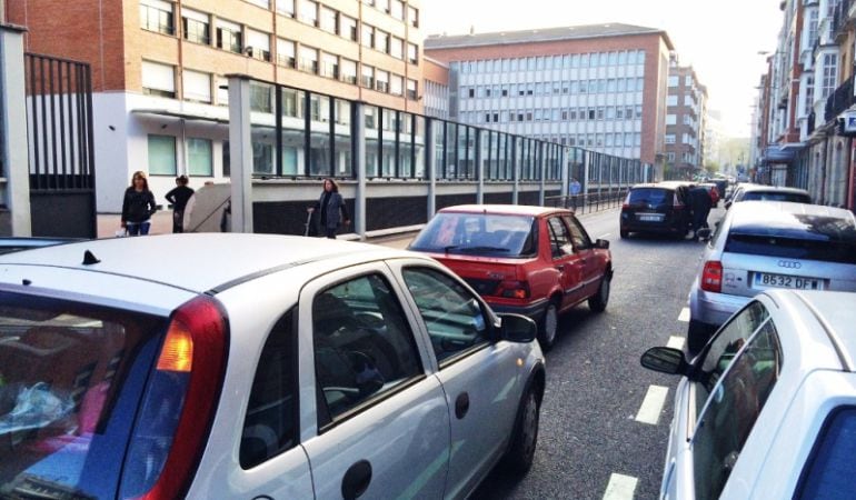 Atasco de coches frente a un colegio español