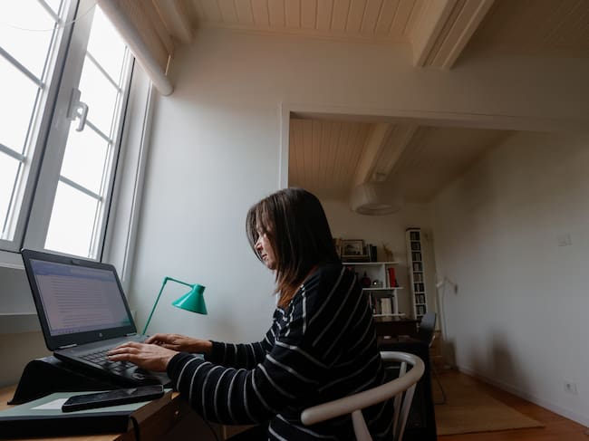 A unos días de cumplir tres años viviendo en Cedeira, Nuria Martínez Deaño (Madrid, 1971) ya ha recibido elogios por "Me llamaré Silver Stardust" (Alrevés Editorial), su primera novela, con el mundo de la droga como trasfondo, que Rosa Montero ha considerado "tensa, afilada y estremecedora". Kiko Delgado / EFE.