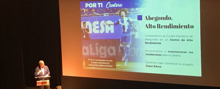 Tino Fernández presenta su proyecto “Por ti, Deportivo”.