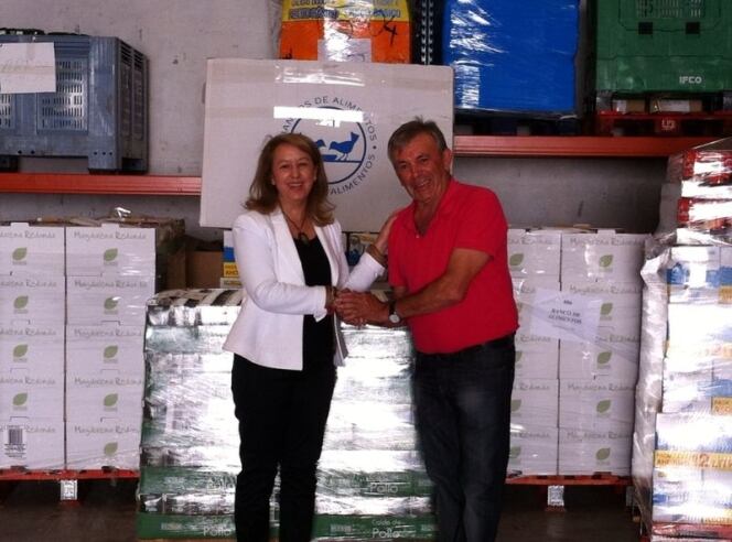 La directora de Relaciones Externas de Mercadona en Valencia, Amparo Bondía, entregando los alimentos al Presidente del Banco de Alimentos de Valencia, Jaume Serra