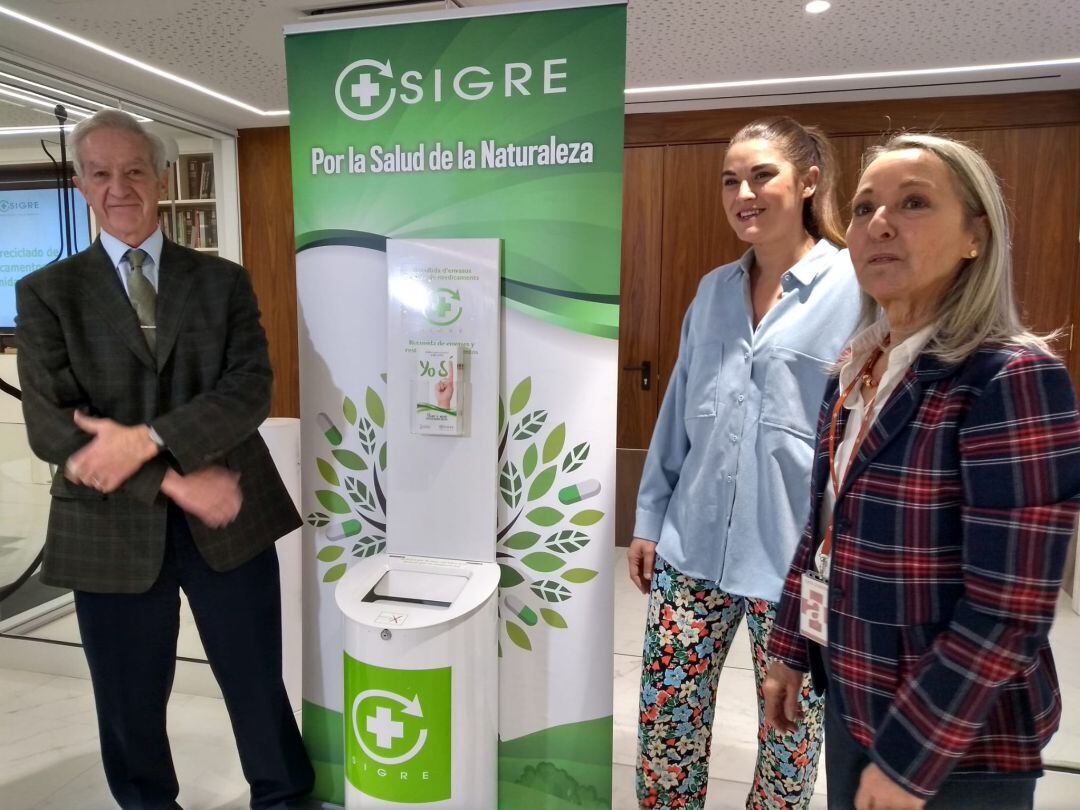 La consellera de Agricultura, Desarrollo Rural, Emergencia Climática y Transición Ecológica, Mireia Mollà (c), con la presidenta del Colegio de Farmacéuticos de Alicante, Fe Ballestero, (d) y el director general de SIGRE, Juan Carlos Mampaso.