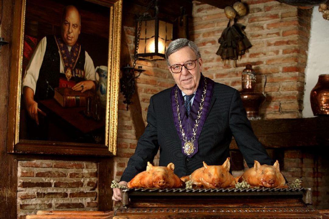 Alberto Cándido en un rincón del salón Teodosio El Grande, con el retrato de su padre Cándido al fondo