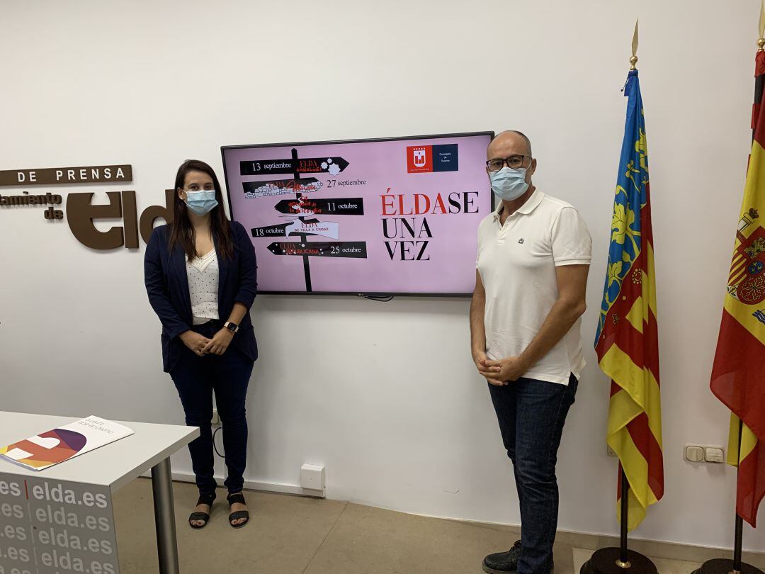 Lorena Pedrero, edil de Turismo de Elda, y Gabriel Segura, cronista oficial de la ciudad