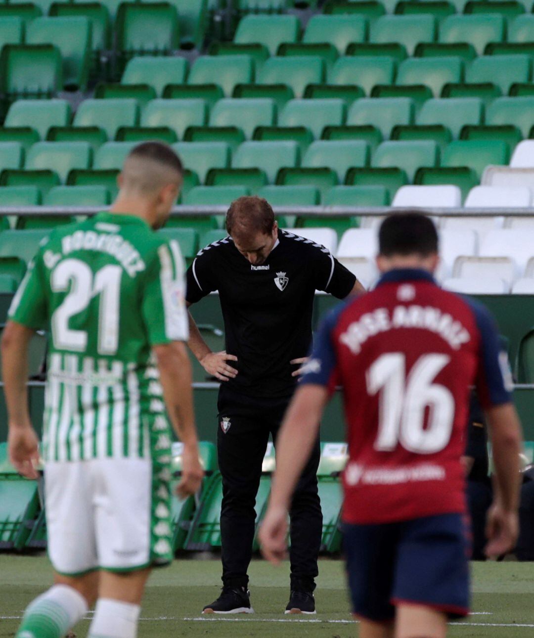 El entrenador del Osasuna, Jagoba Arrasate (c), durante el partido ante el Betis de la jornada 35 de LaLiga Santander