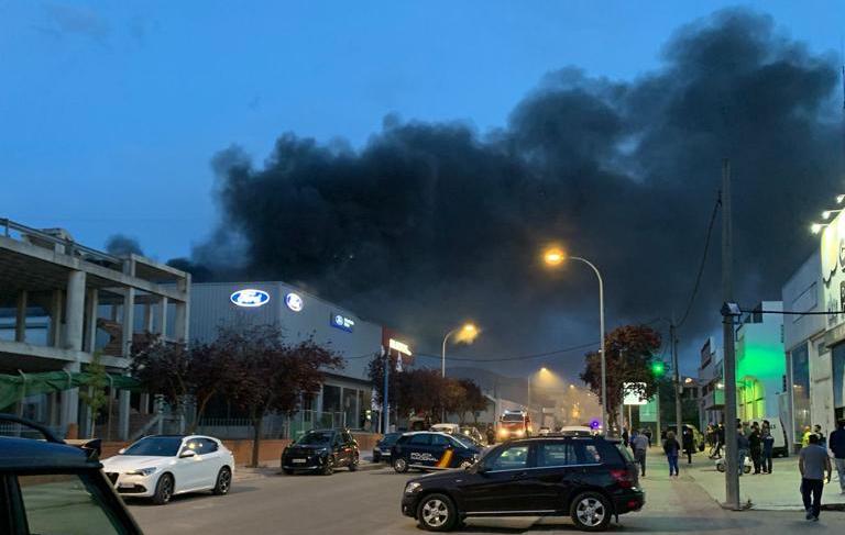 Un incendio en un concesionario provoca una densa humareda visible por toda la zona de Cuatro Caminos
