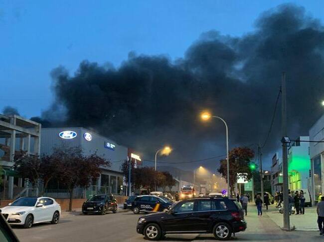 Un incendio en un concesionario provoca una densa humareda visible por toda la zona de Cuatro Caminos