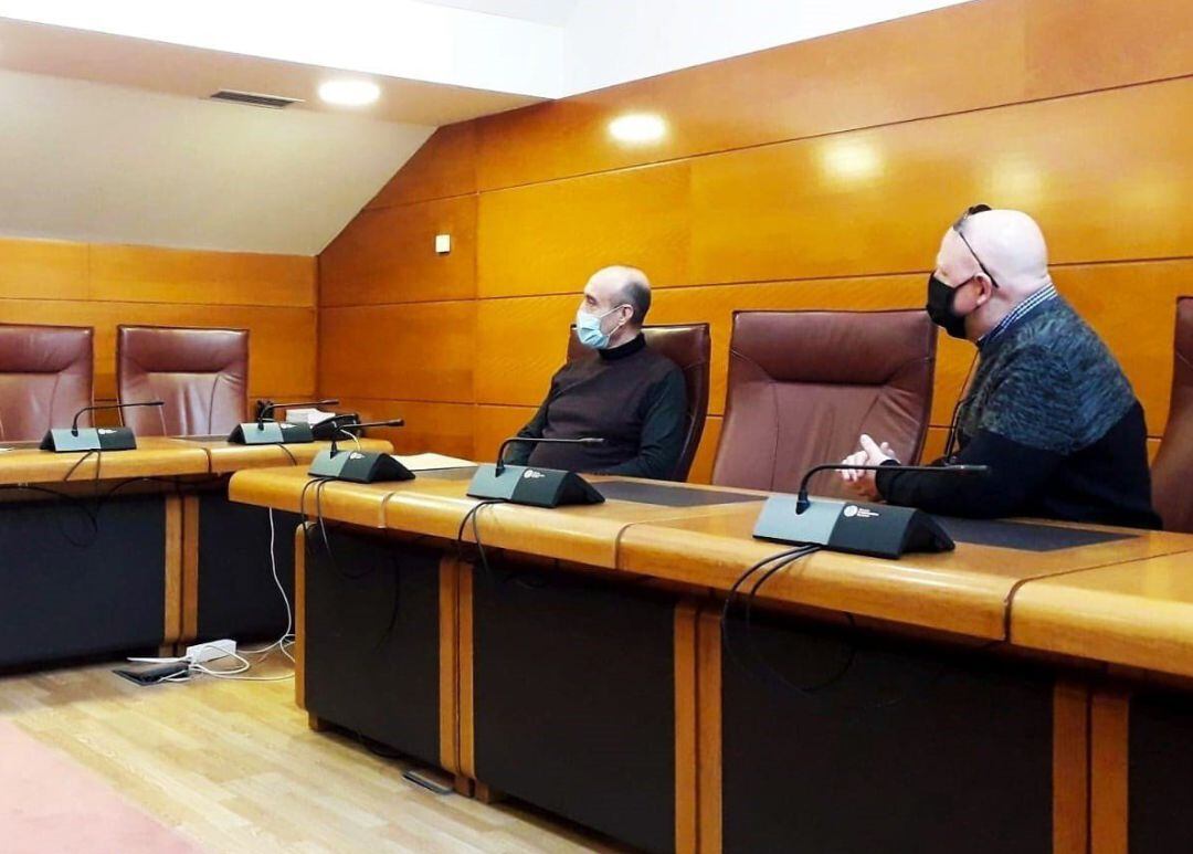 Representantes de establecimientos y repartidores de comida a domicilio y productos de primera necesidad de Cantabria, Javier Grifé y Juan Manuel Sainz. 