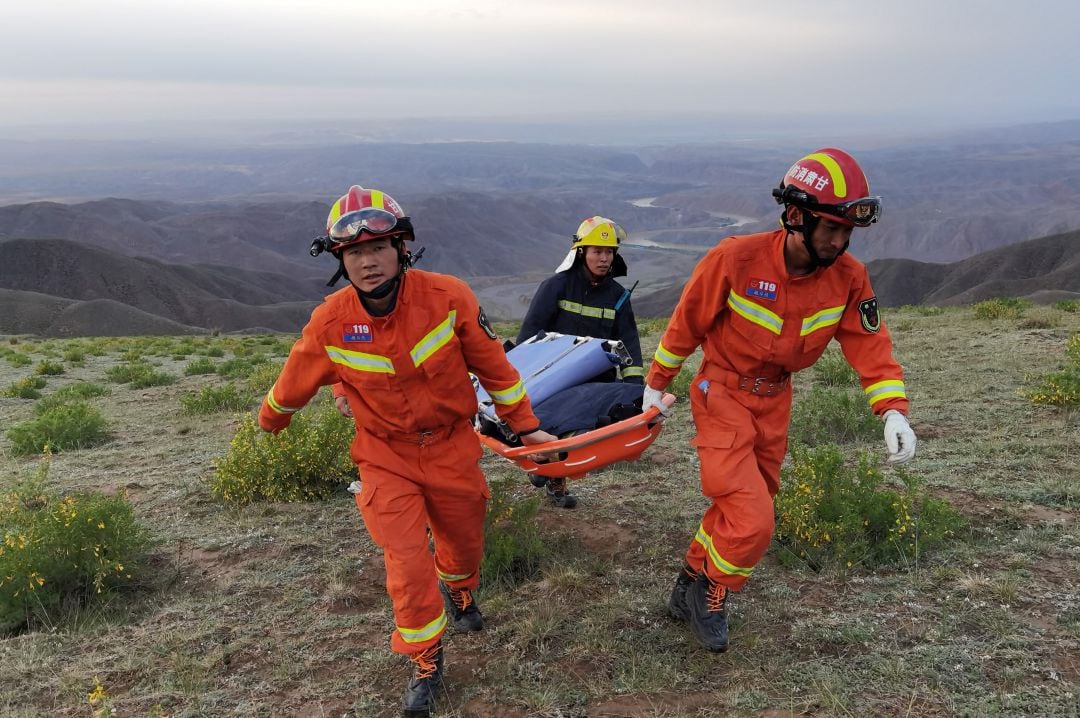 El servicio de Emergencias rescata a los cuerpos sin vida, en la provincia de Gansu (China)