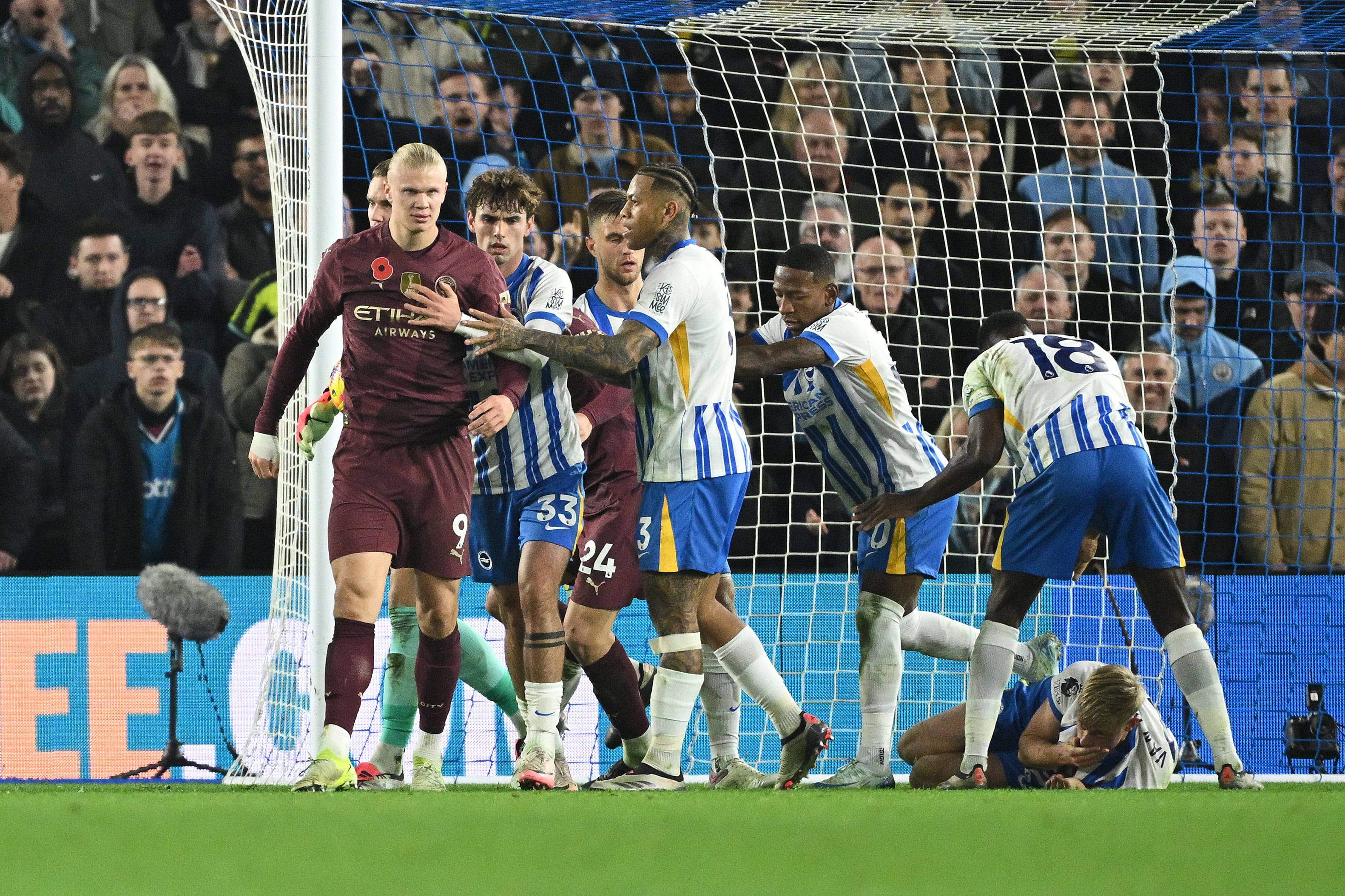 Erling Haaland rodeado de jugadores del Brighton