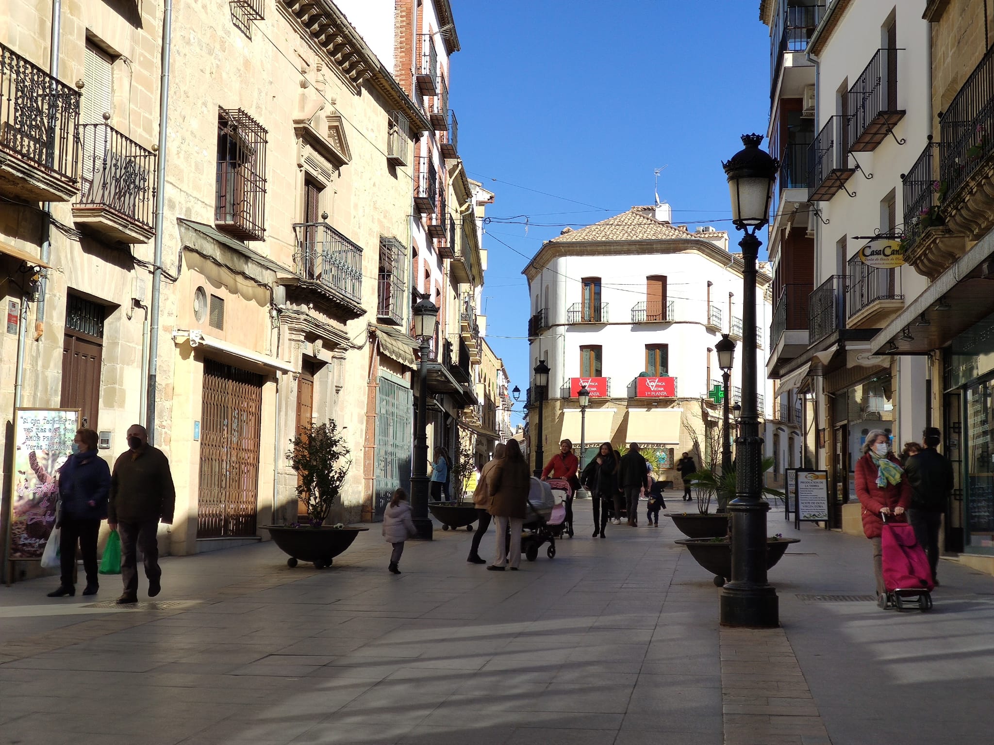 Las calles del centro urbano de la ciudad de Baeza, repletas de personas con mascarillas