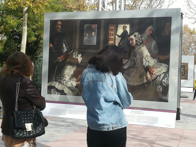 Dos mujeres admiran una de las obras emblemáticas del Museo del Prado, las Meninas