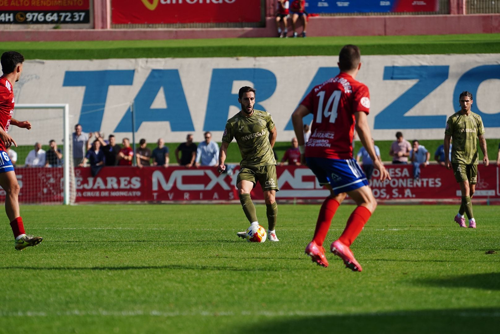 Sergio Moyita, jugador del Real Murcia, controla un balón en Tarazona.