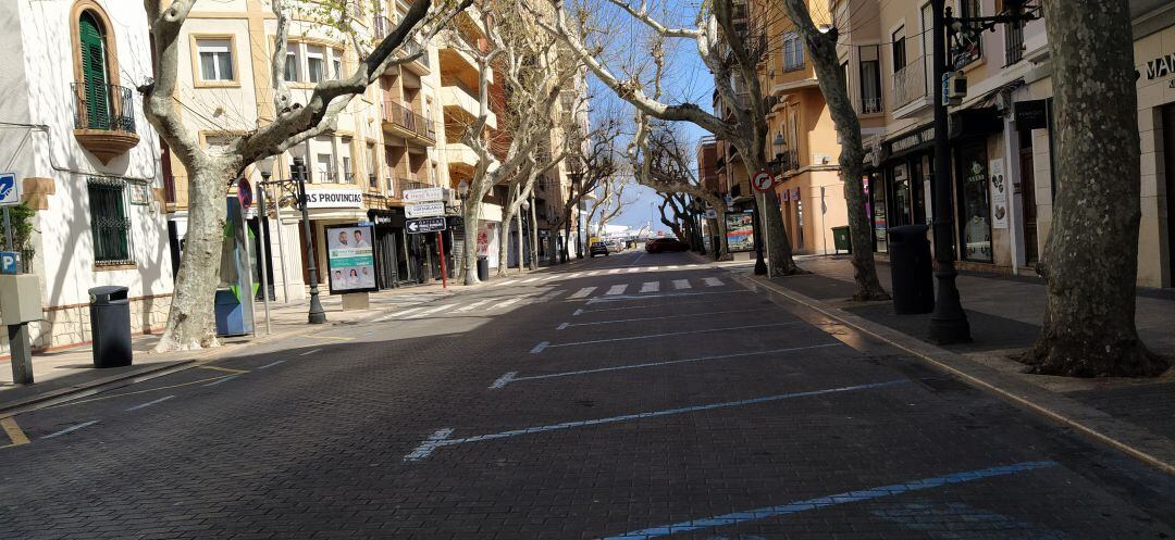 Imagen de la calle Marqués de Campo totalmente vacía, durante el primer fin de semana de confinamiento.