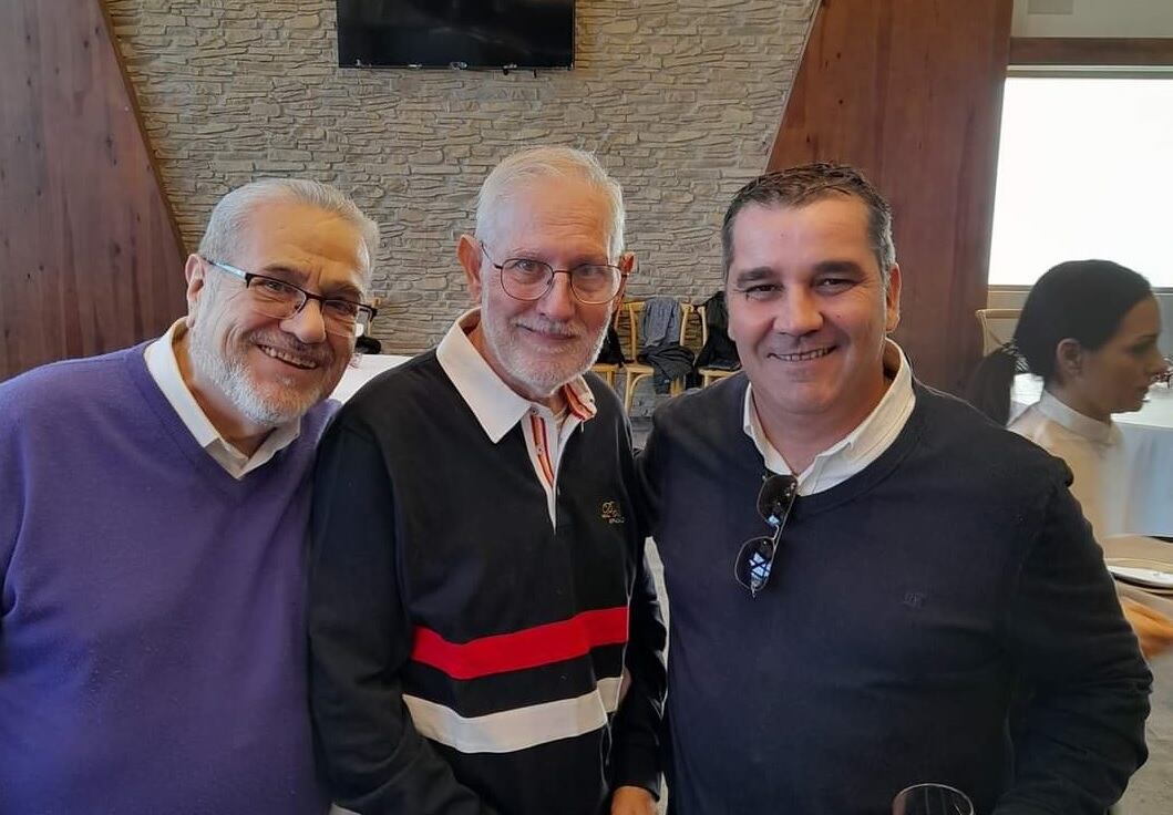 Felipe Ortiz, en el centro, con Pedro Moreno y Jesús Padilla en la comida del Almería.