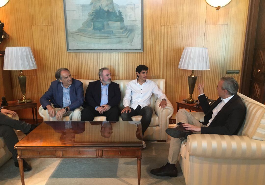 El futbolista zaragozano campeón del Europeo SUB 21, Jesús Vallejo, en la recepción esta tarde en el Ayuntamiento.