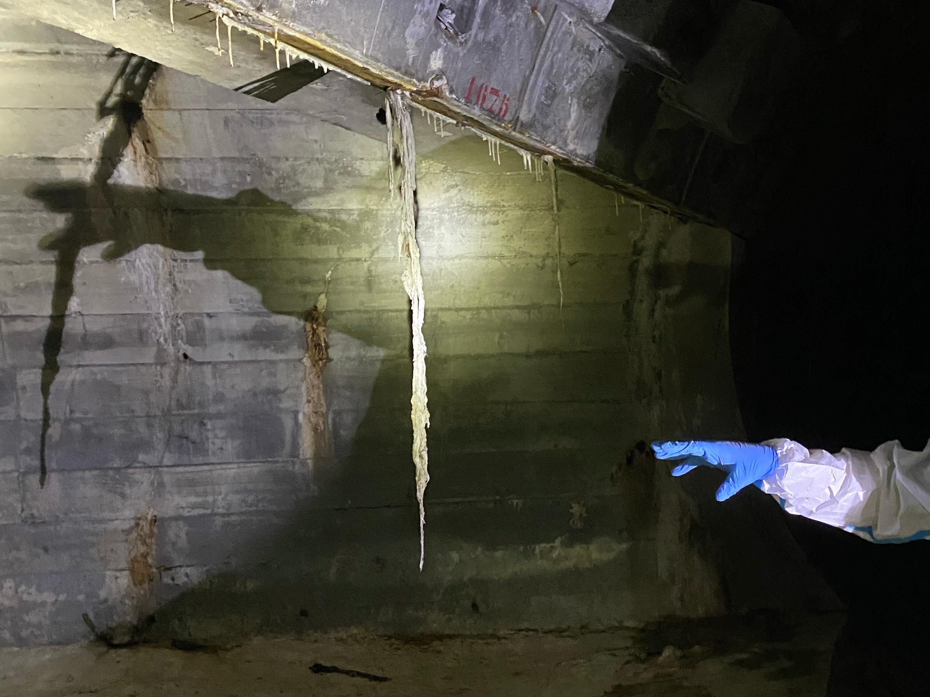 Una estalactita formada por toallitas, en la red de saneamiento de Madrid