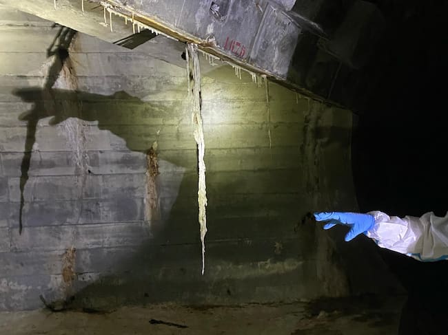 Una estalactita formada por toallitas, en la red de saneamiento de Madrid