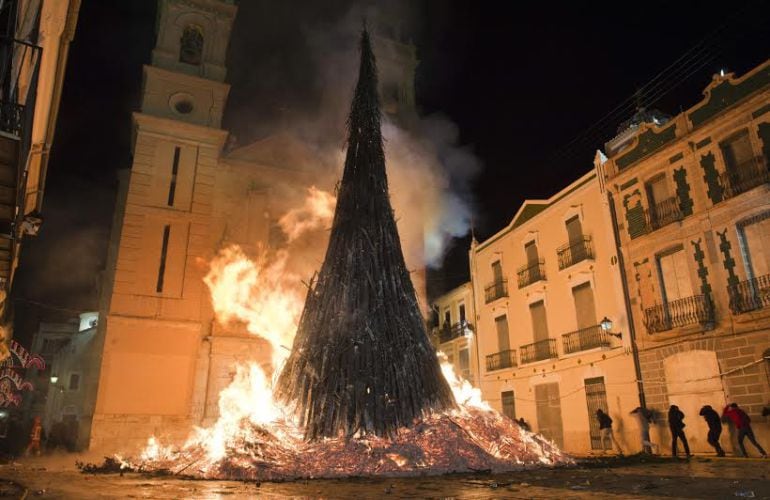 Hoguera de Canals en honor a &#039;Sant Antoni Abat&#039;