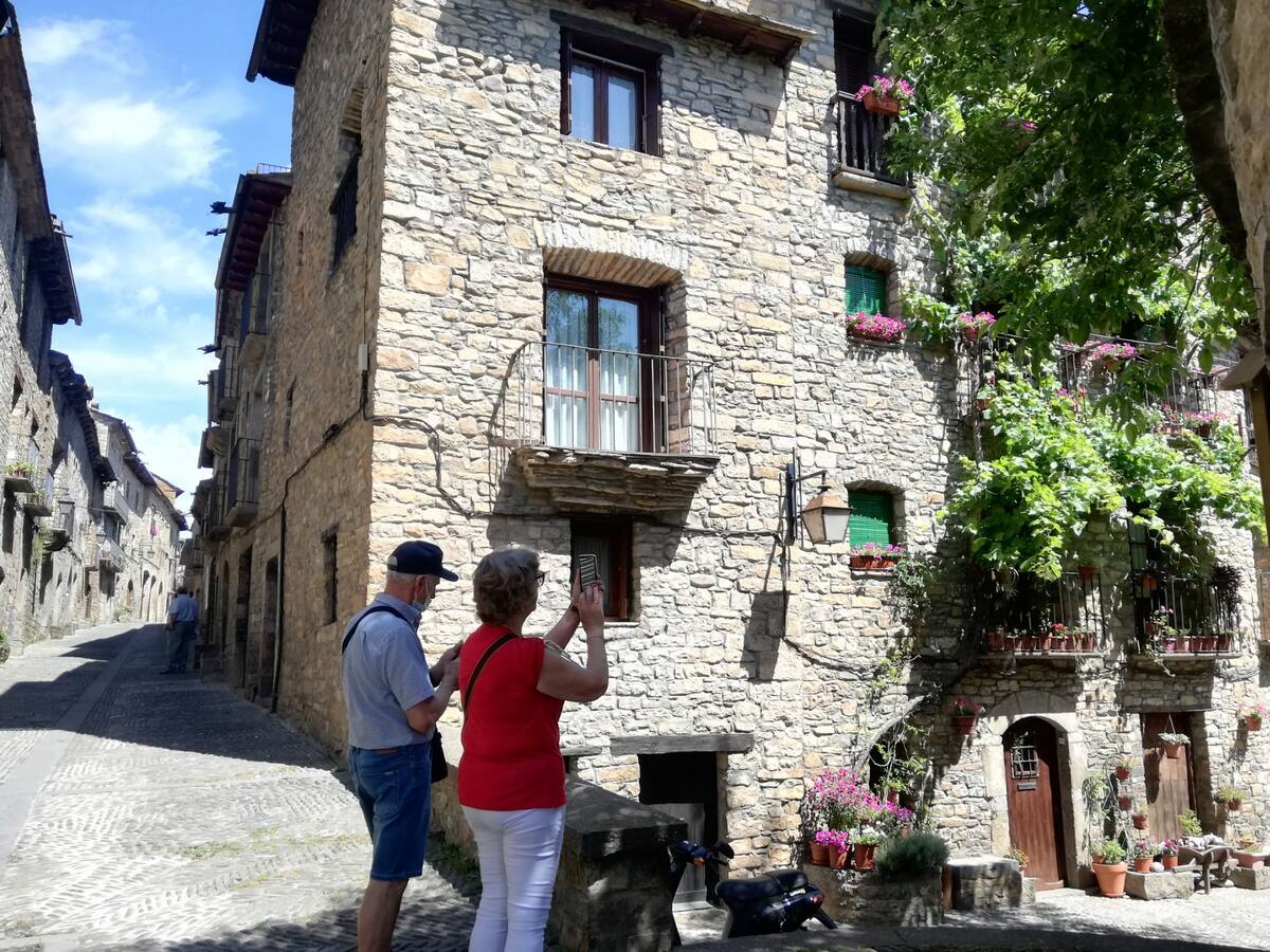 Aínsa recupera el turismo internacional