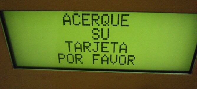 Una màquina cancel.ladora de bitllets que funciona amb el sistema &quot;contact less&quot; de pagament sense contacte