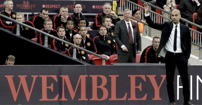 Pep Guardiola, dando instrucciones con Alex Ferguson