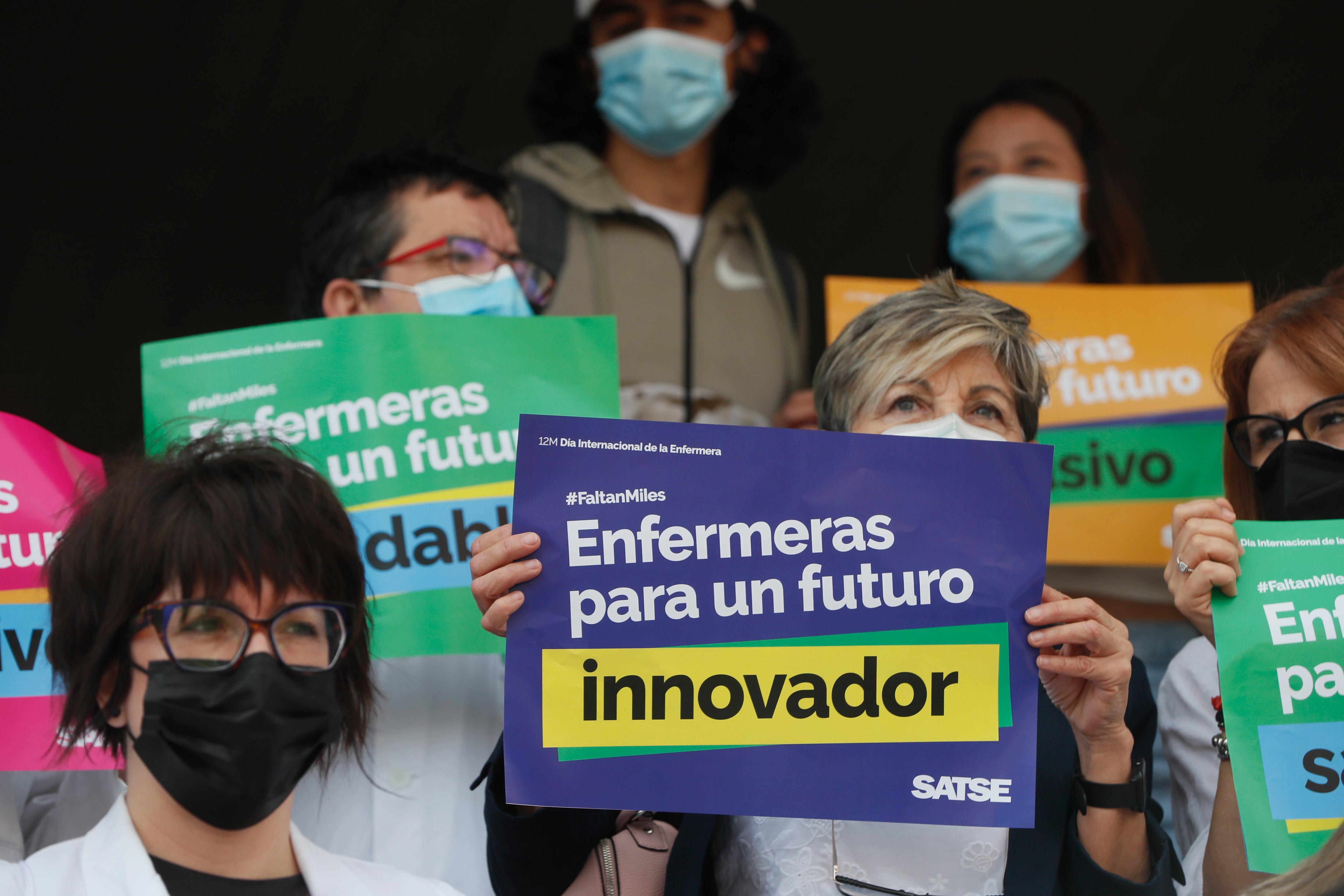 Vista de la concentración convocada este jueves por con motivo del Día Internacional de la Enfermera en el hospital de Zaragoza.