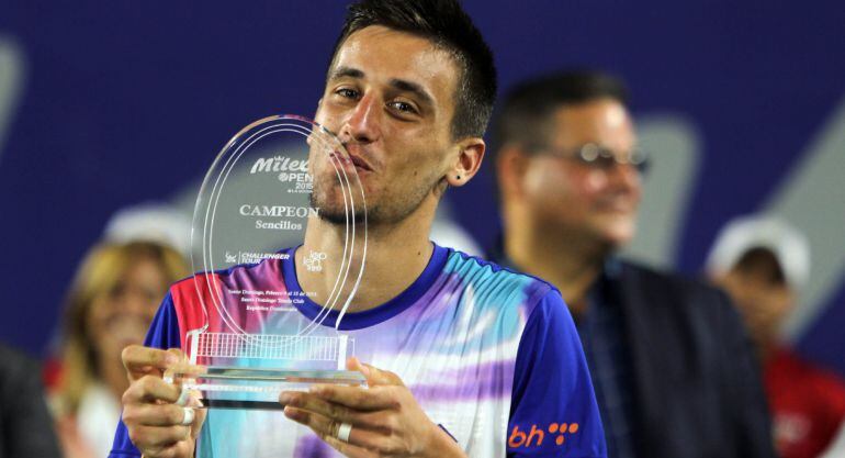 El tenista bosnio Damir Dzumhur posa con el trofeo de campeón tras vencer al argentino Renzo Olivo