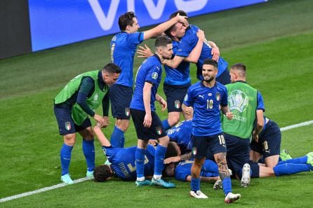 El gol de Pessina fue celebrado por toda la plantilla italiana