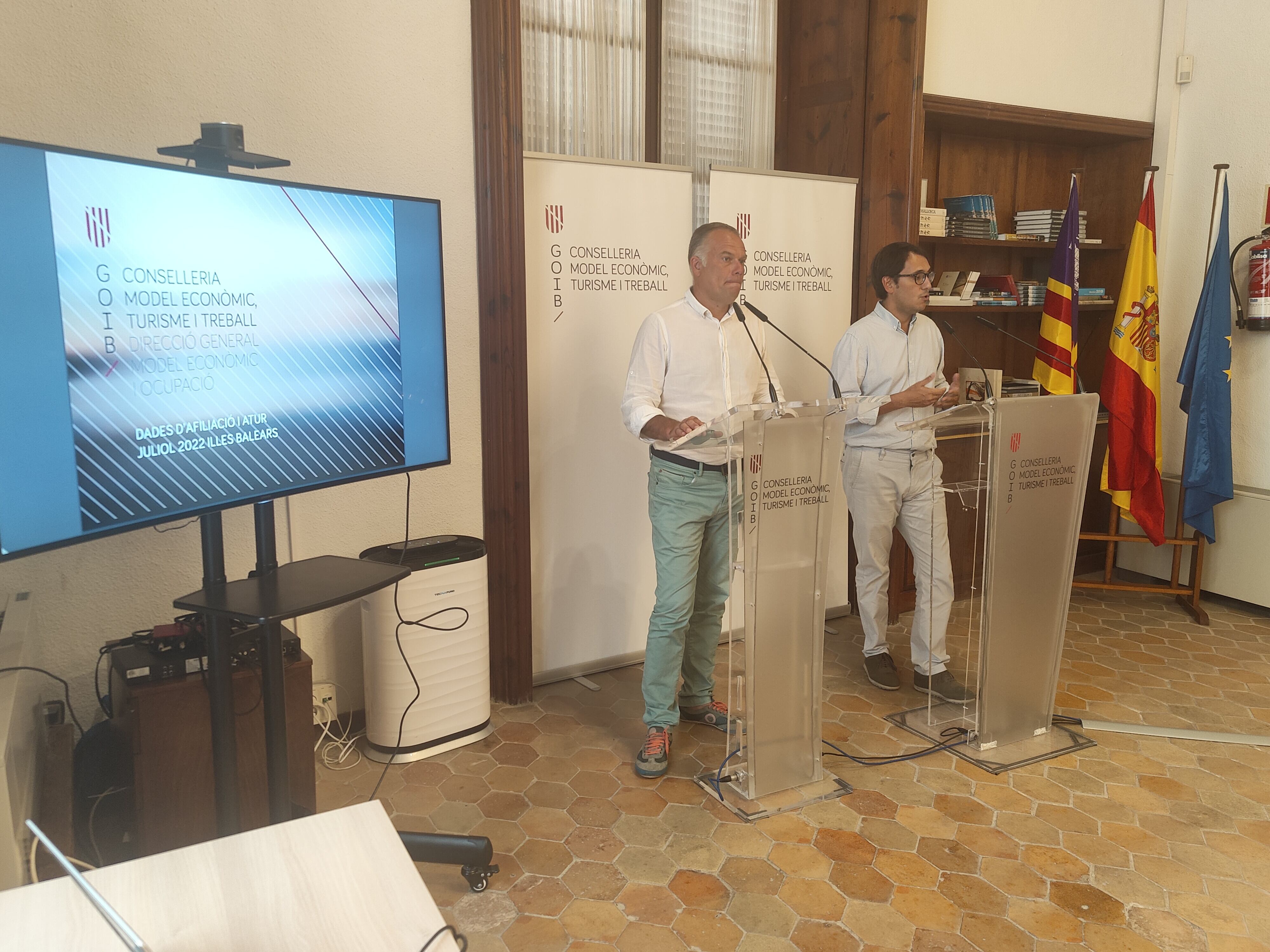 El director de ocupación, Llorenç Pou, y Iago Negueruela, conseller de Modelo Económico