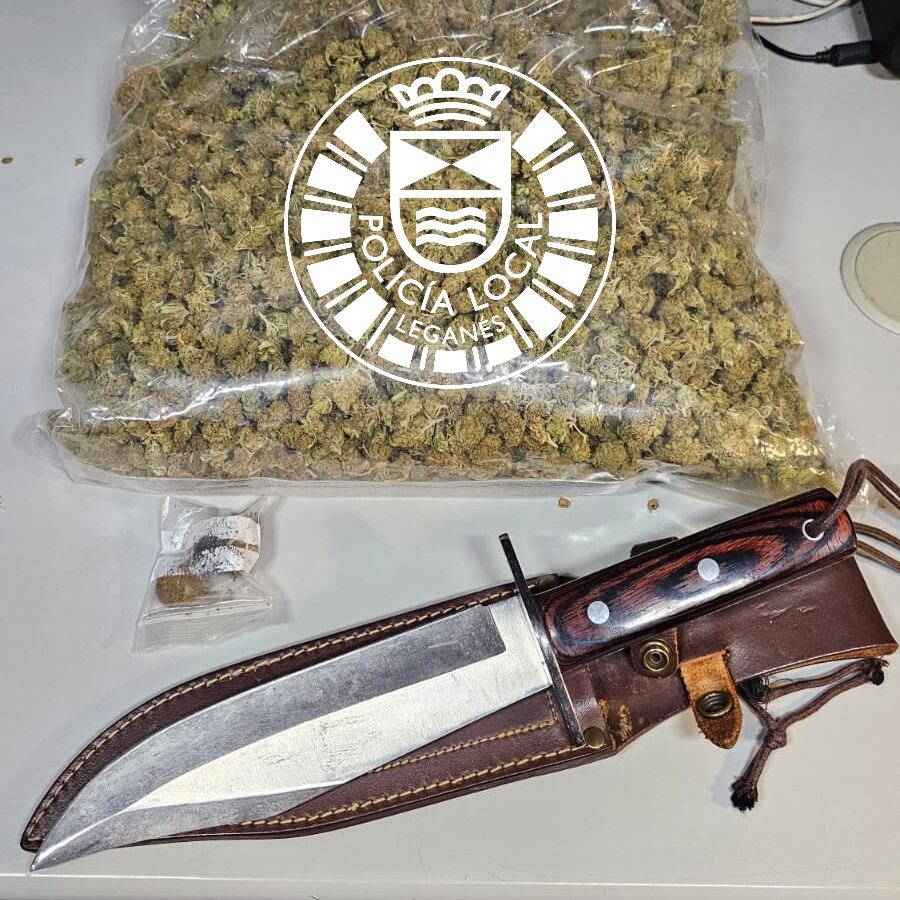 Los cogollos de marihuana y el cuchillo intervenidos