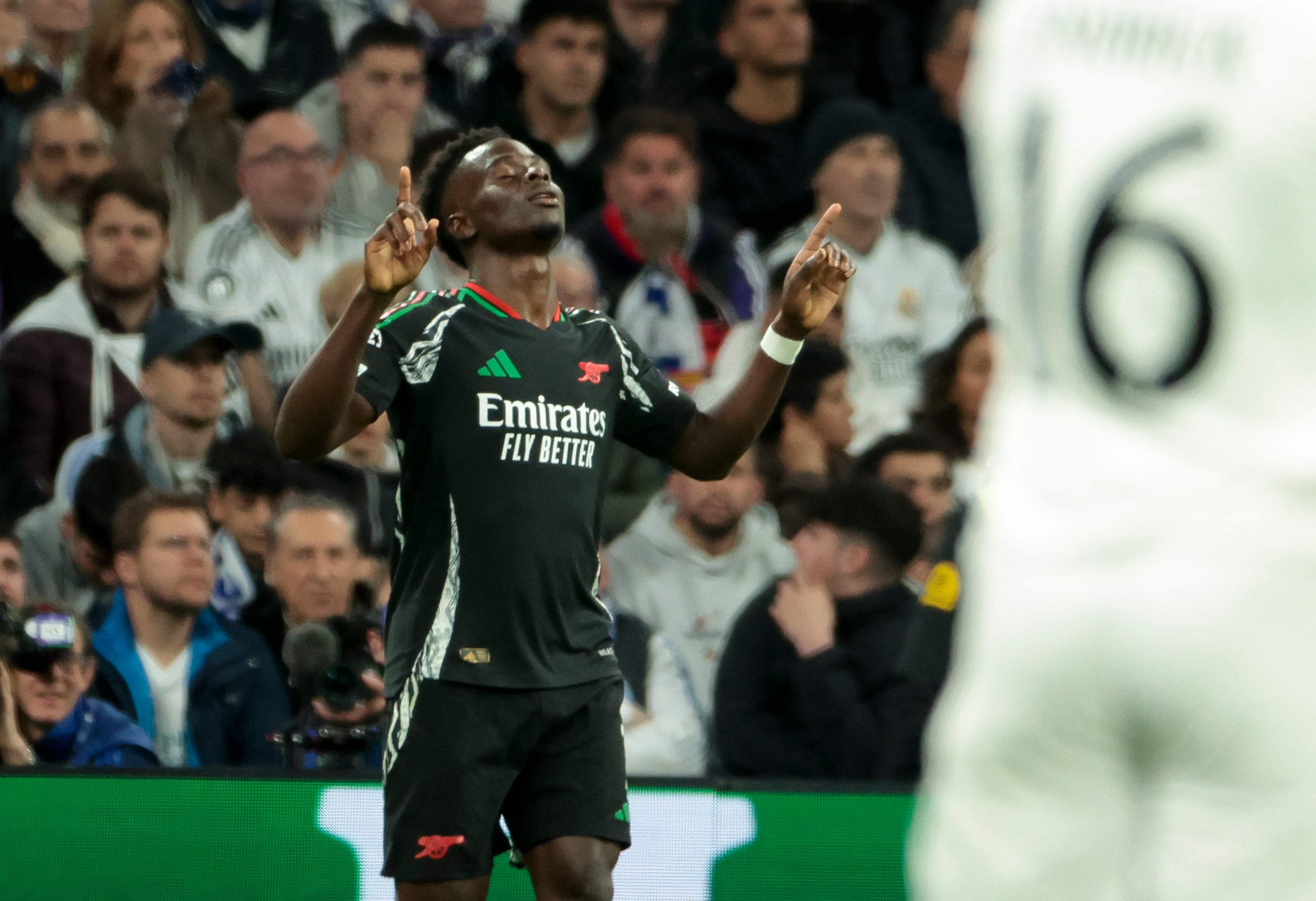 Bukayo Saka, jugador del Arsenal FC, celebra su gol en el Santiago Bernabéu