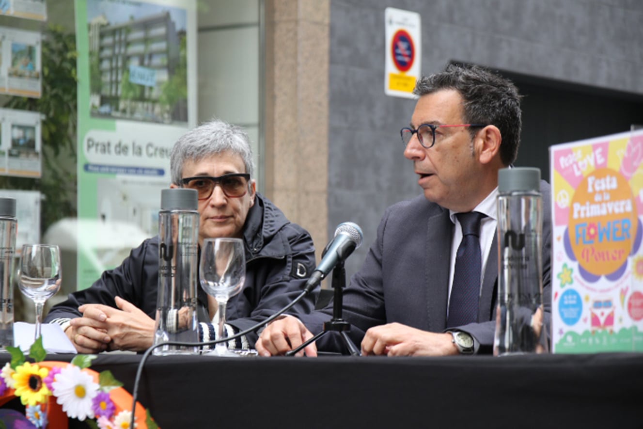 El cònsol menor de la capital, Miquel Canturri, amb la presidenta d'associació de comerciants de Riberaygua i Travesseres, Rosa Pascuet