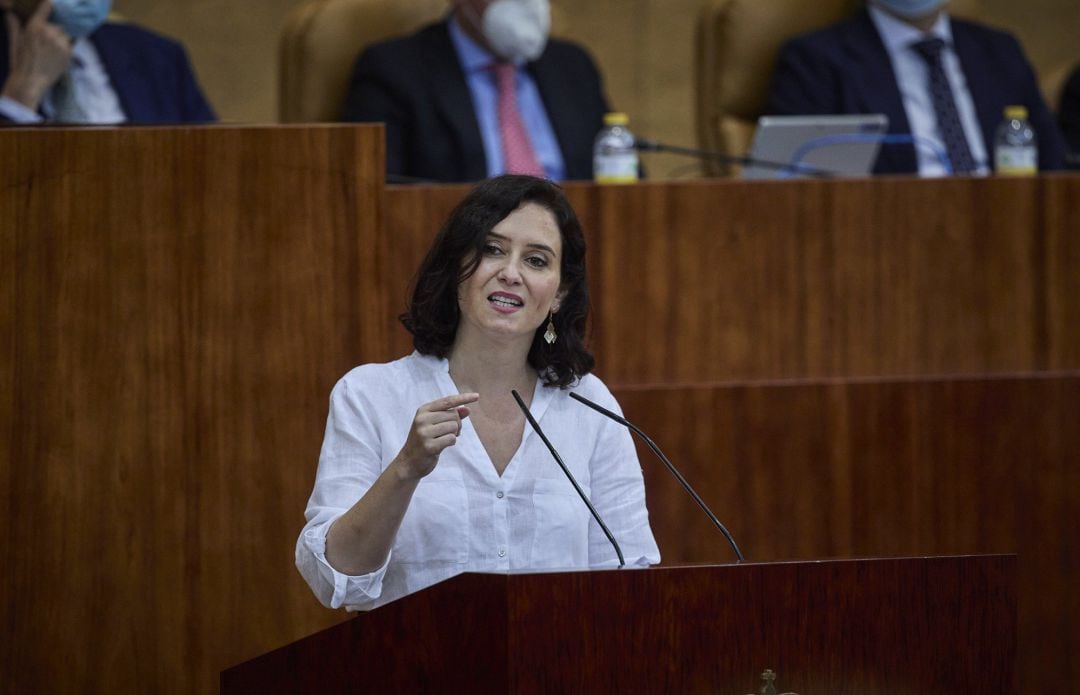 La presidenta en funciones de la Comunidad de Madrid, Isabel Díaz Ayuso, interviene en la segunda sesión del pleno de su investidura en la Asamblea de Madrid.