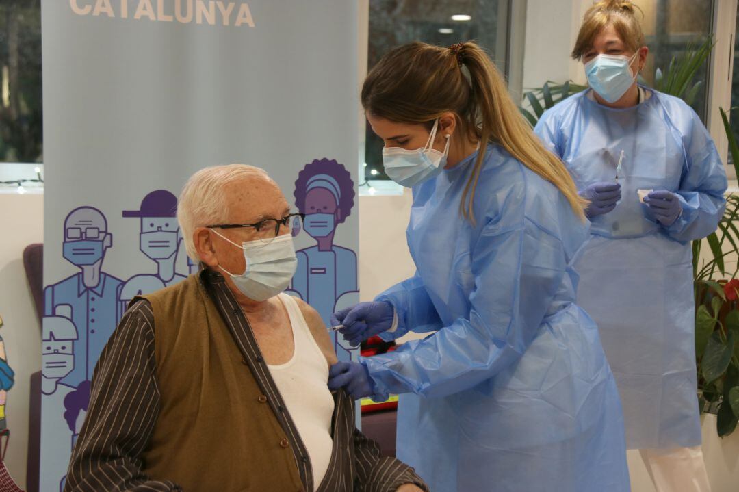 Esteve Font, el primer gironí en rebre la vacuna contra la covid19