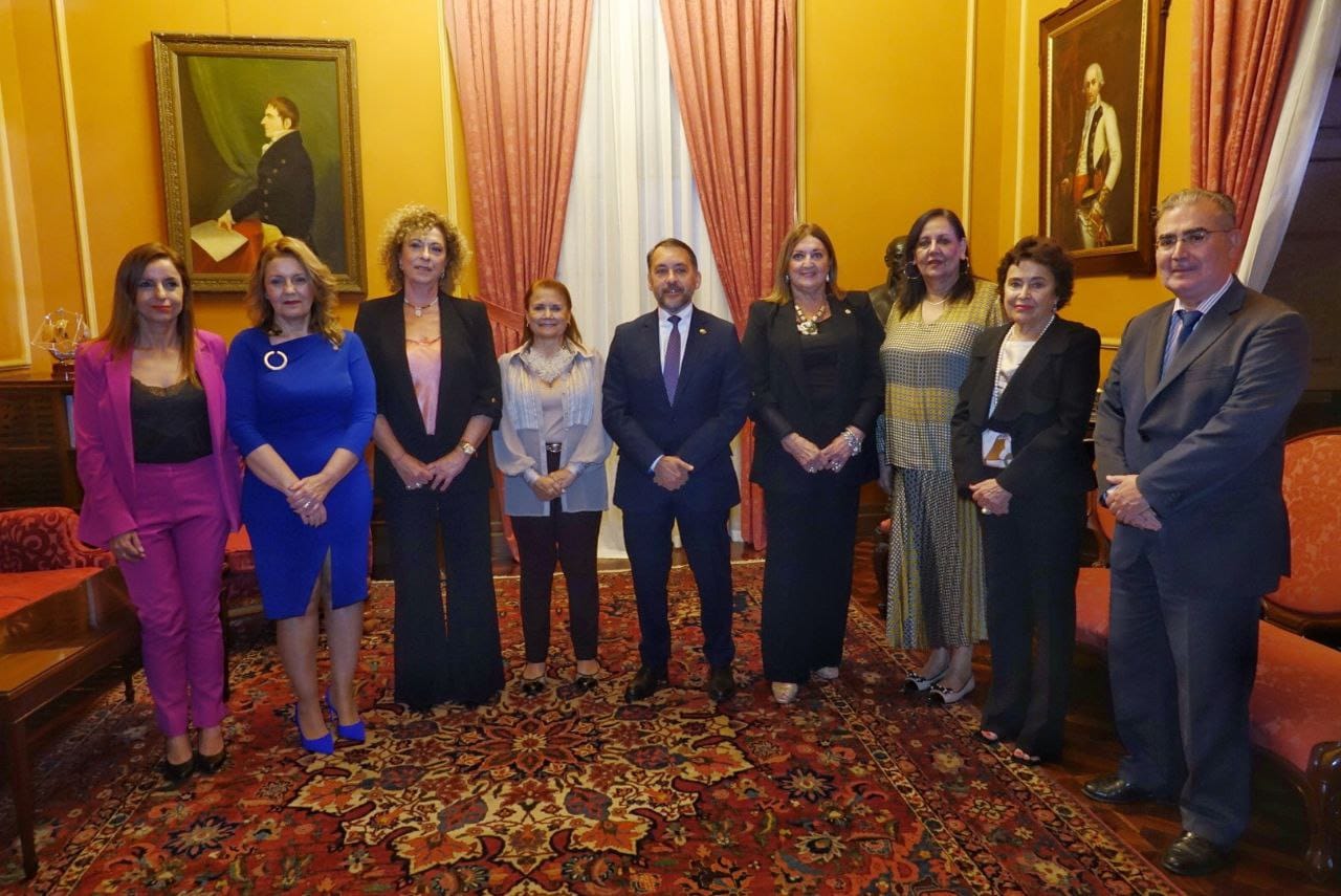 Las galardonadas en el acto junto con el alcalde capitalino, José Manuel Bermúdez.