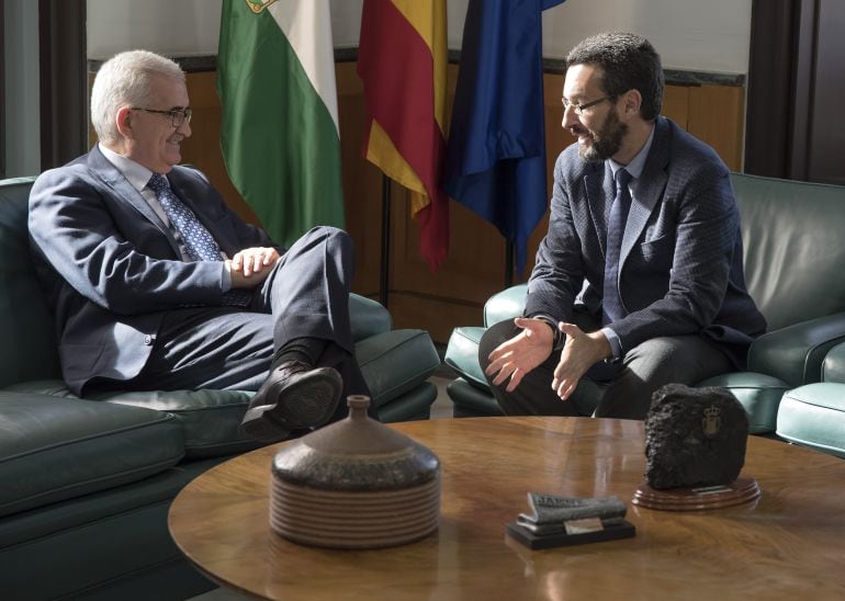 Manuel Jiménez barrios, vicepresidente de la Junta de Andalucía y el alcalde de La Línea, Juan Franco.