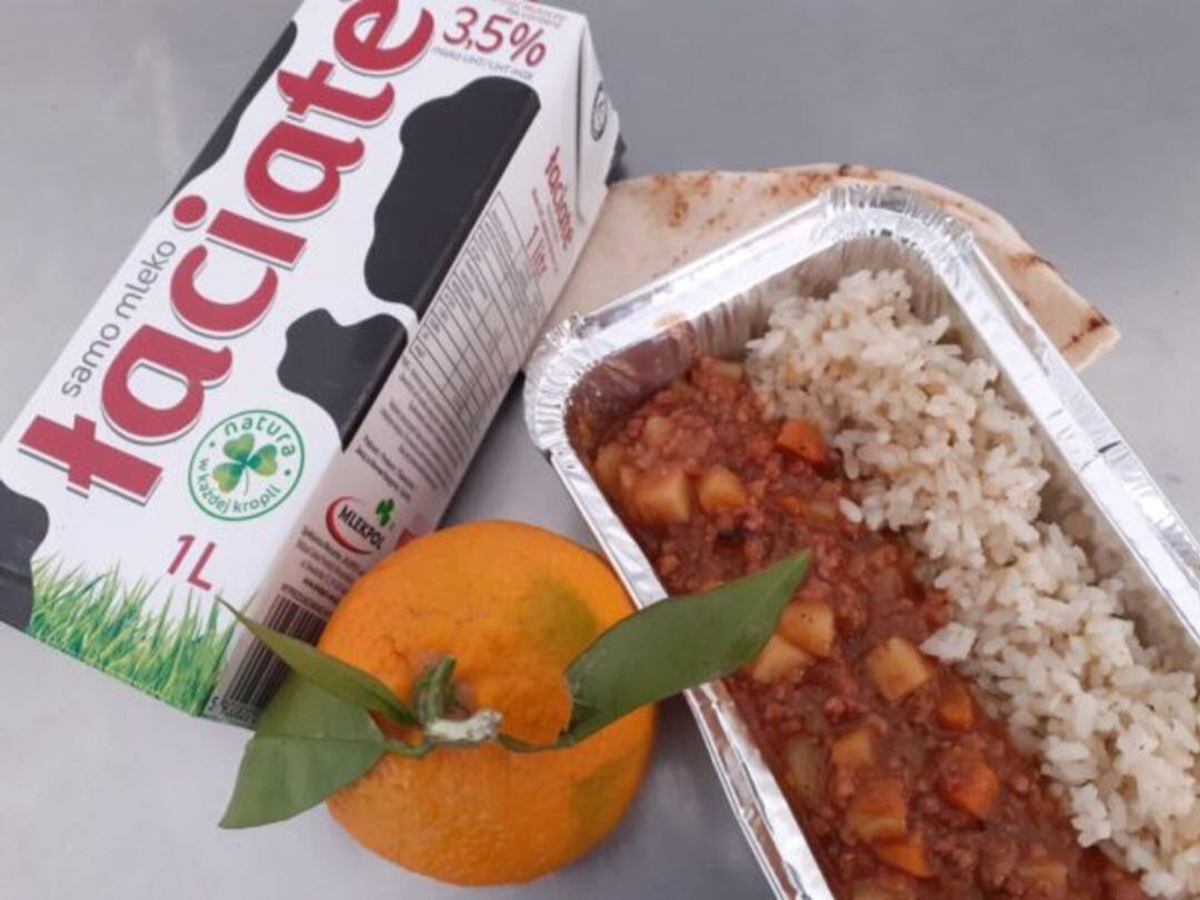 Reparto de comida, leche y fruta diaria en el campo de refugiados de Lesbos (Grecia).