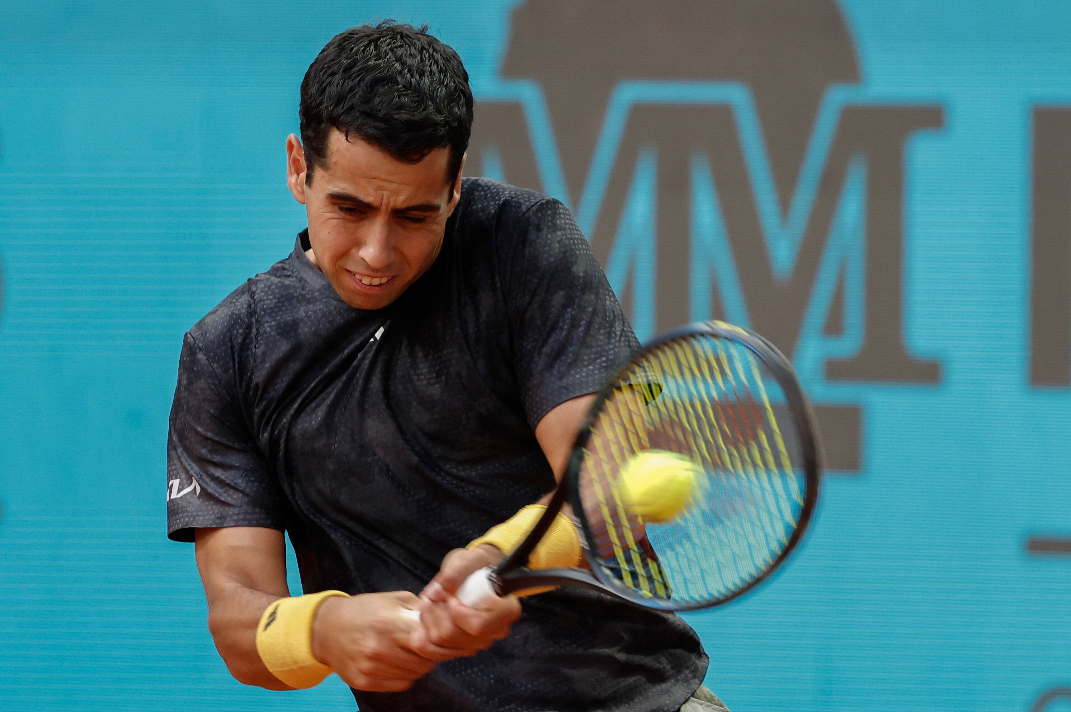 MADRID, 26/04/2023.- El tenista español Jaume Munar devuelve una bola al australiano Thanasi Kokkinakis durante su encuentro de las primeras rondas del Mutua Madrid Open que se celebra en la Caja Mágica. EFE/ Sergio Pérez
