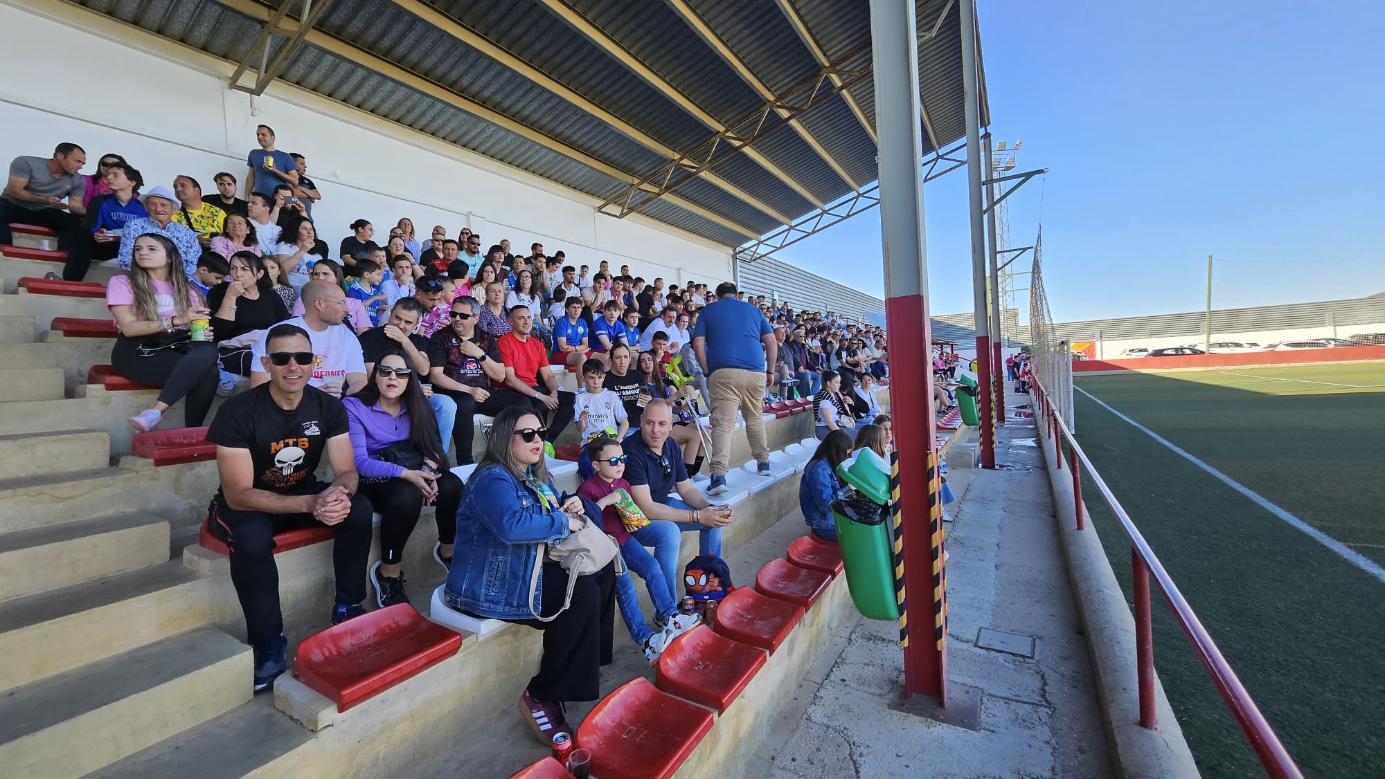 Aspecto que presentaba la tribuna del Campo Municipal 'Francisco Herrera Cueva' de Jódar en el partido de ida entre Jódar C.F. y el C.D. Quesada