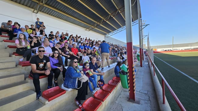 Aspecto que presentaba la tribuna del Campo Municipal 'Francisco Herrera Cueva' de Jódar en el partido de ida entre Jódar C.F. y el C.D. Quesada