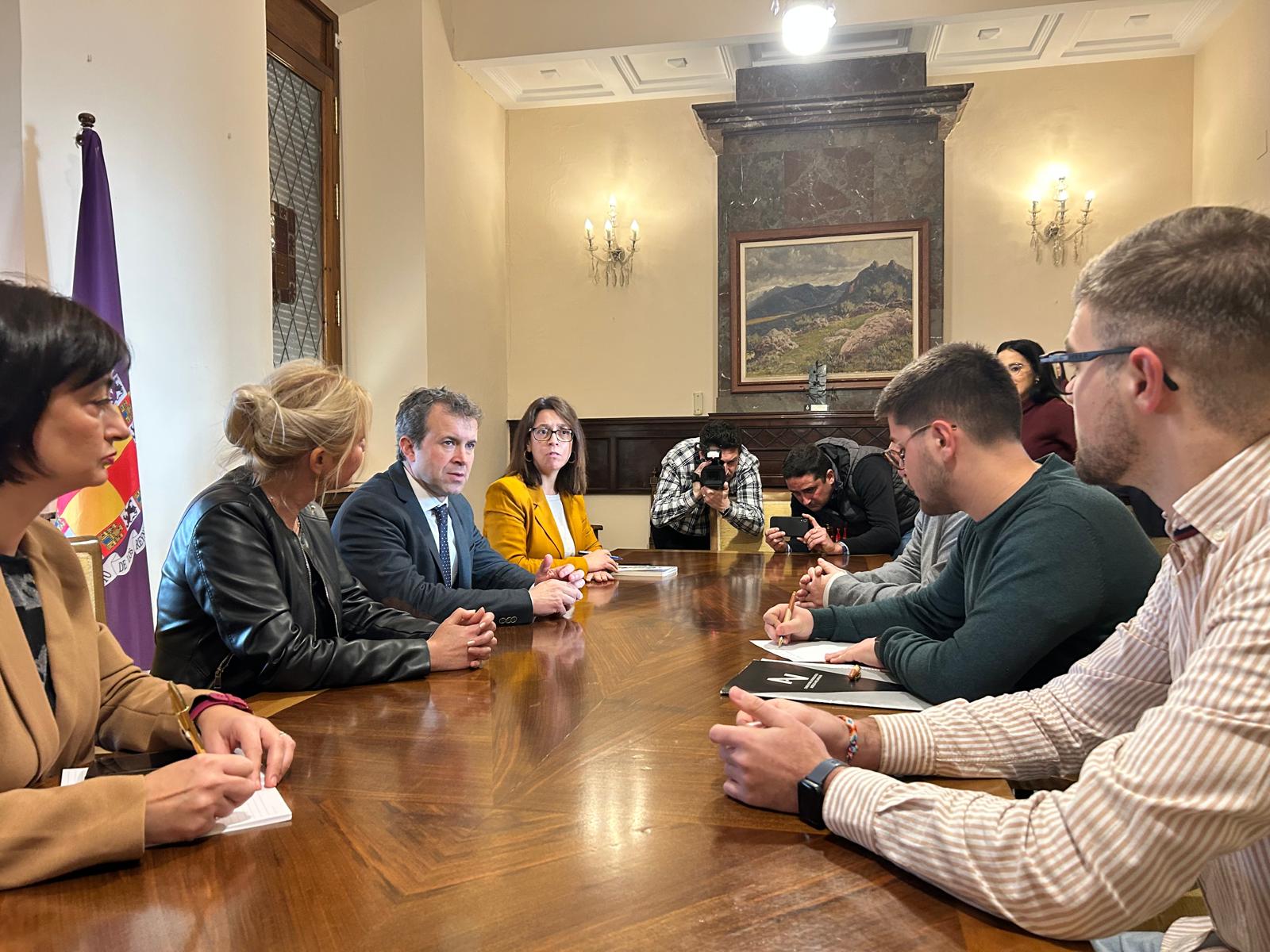 El alcalde de Jaén, Julio Millán (tercero por la izqda), se reúne con representantes de los estudiantes del Conservatorio Superior de Música de la capital.