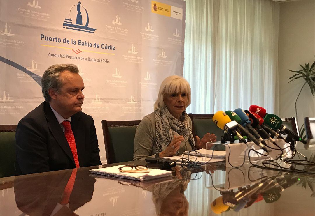 Teófila Martínez y el director del Puerto Bahía de Cádiz, Agustín Romero Gago, hoy en la conferencia de prensa